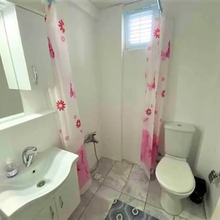 Wonderful Ground Floor Private Home In Central Location Ticks Every Box Apartament